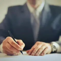 Kto płaci za notariusza przy sprzedaży mieszkania? Oto ważne informacje