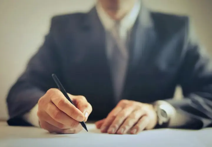 Kto płaci za notariusza przy sprzedaży mieszkania? Oto ważne informacje