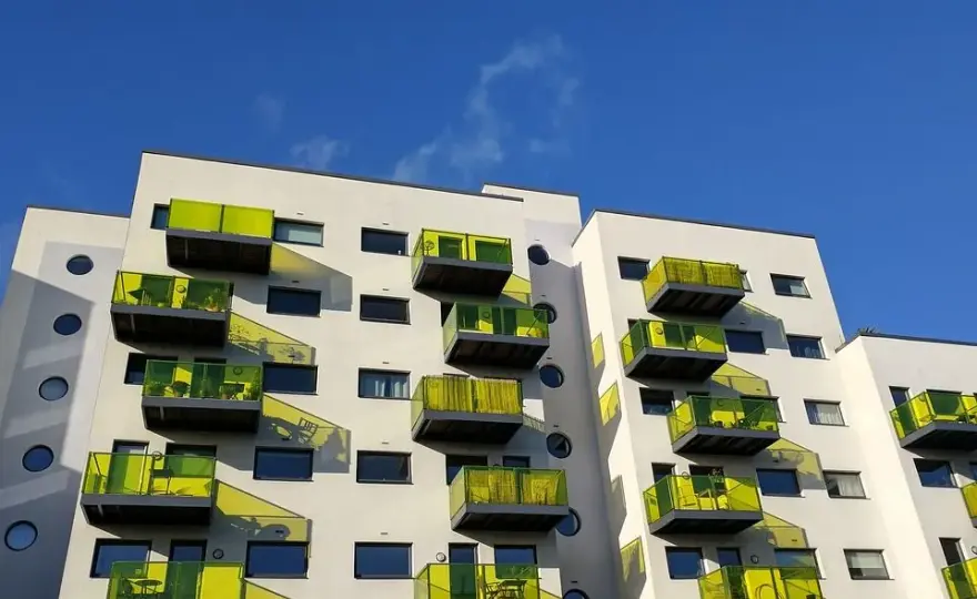 Jak ubezpieczyć mieszkanie w bloku i uniknąć kosztownych strat