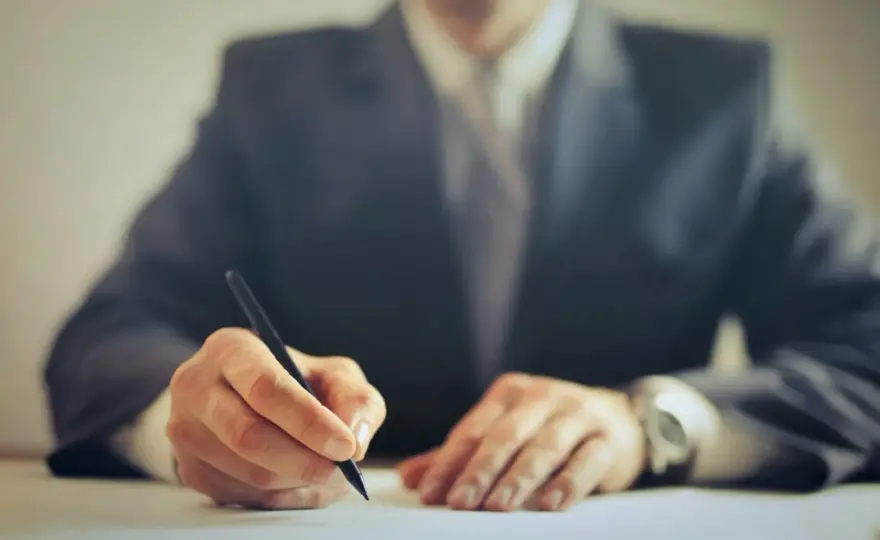 Kto płaci za notariusza przy sprzedaży mieszkania? Oto ważne informacje