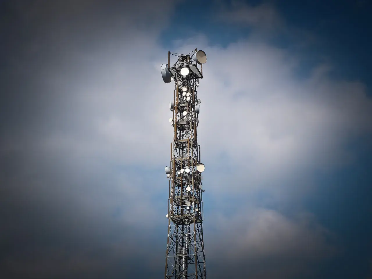 Jaki czynsz za maszt telefonii komórkowej? Sprawdź, ile możesz zarobić